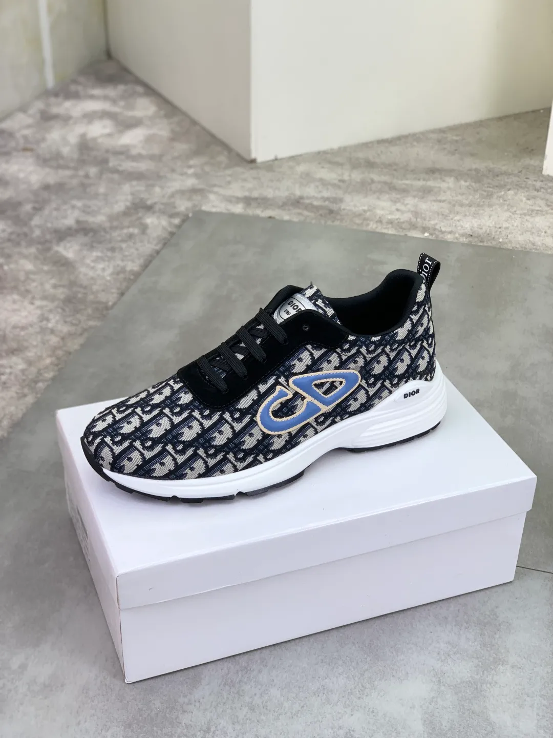 Men's shoes 💰P420 New Dior Chrono 2025 new product B30 series, in white and black fly woven series, decorated with computer-printed CD logo on both sides, star patch on the tongue and Dior logo on the heel, many details highlight the style. The interior is matched with the original color matching mesh, and the interior of the body is supported by low-temperature shaping sheets, and is filled with light feather cotton to keep the interior full and soft against the feet. The exclusive open-molded outsole adopts a one-piece molding process, so there is no need to worry about problems such as the opening and falling of sole decorative accessories. It is light and comfortable to wear, yet strong and wear-resistant. The two-color shoelaces are accessorized with exquisite metal five-pointed star pendants, creating a high-end, trendy and casual look at all times. Color: 5️⃣ colors available, code number: 38-44 (45 customized)